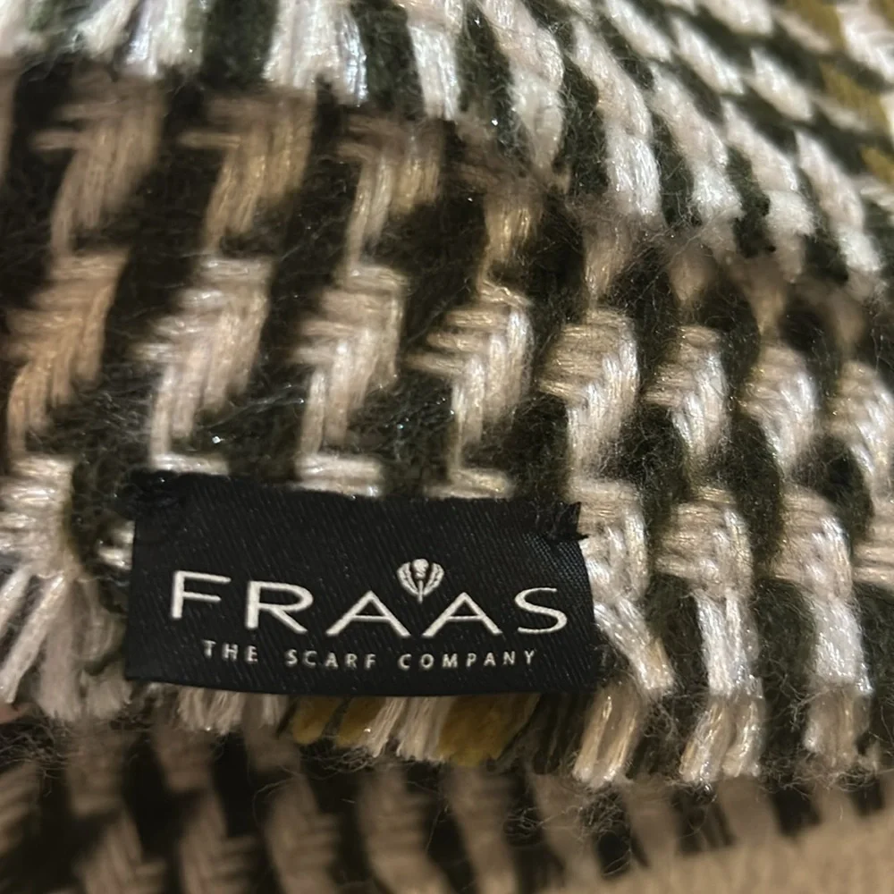 FRAAS The scarf Company knitted scarf. NEW